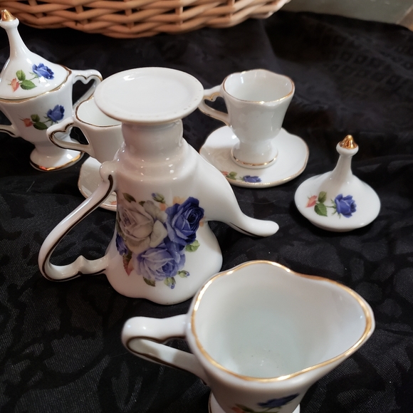 Vintage Child's Tea Set - Picture 10 of 10